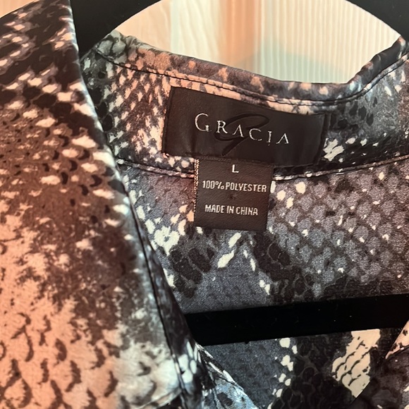 Gracia oversized button up. Large. - Picture 3 of 6